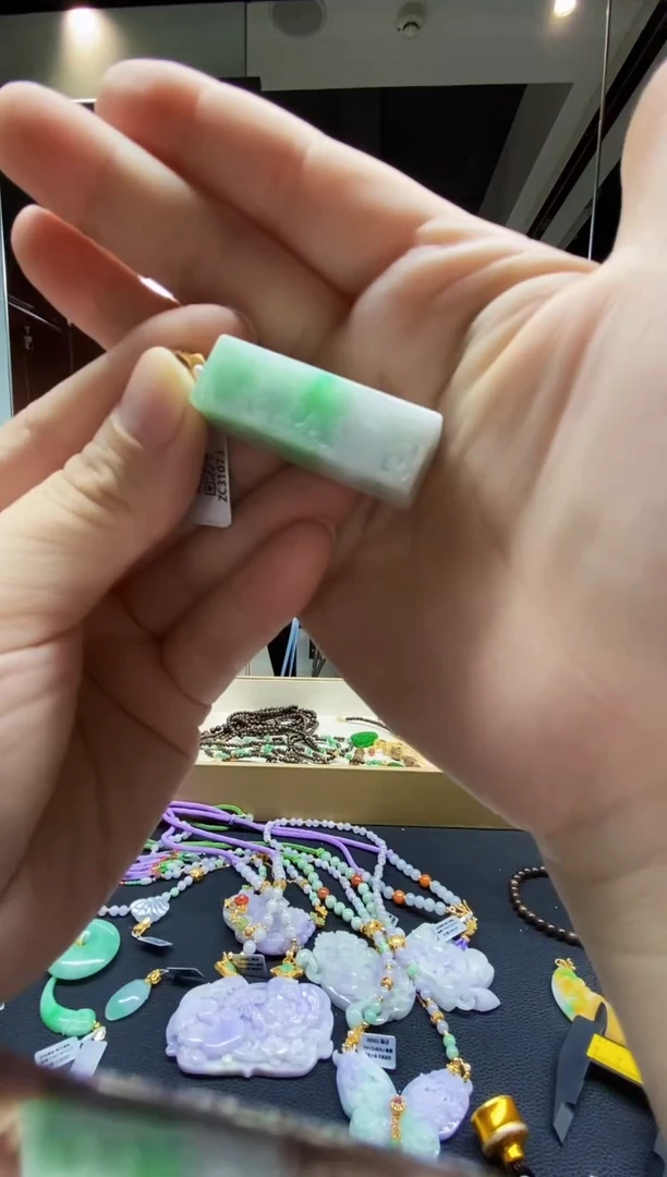 颈饰未镶嵌翡翠吊坠