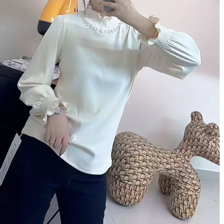 661-设计感重工钉珠花朵领德绒百搭打底衫