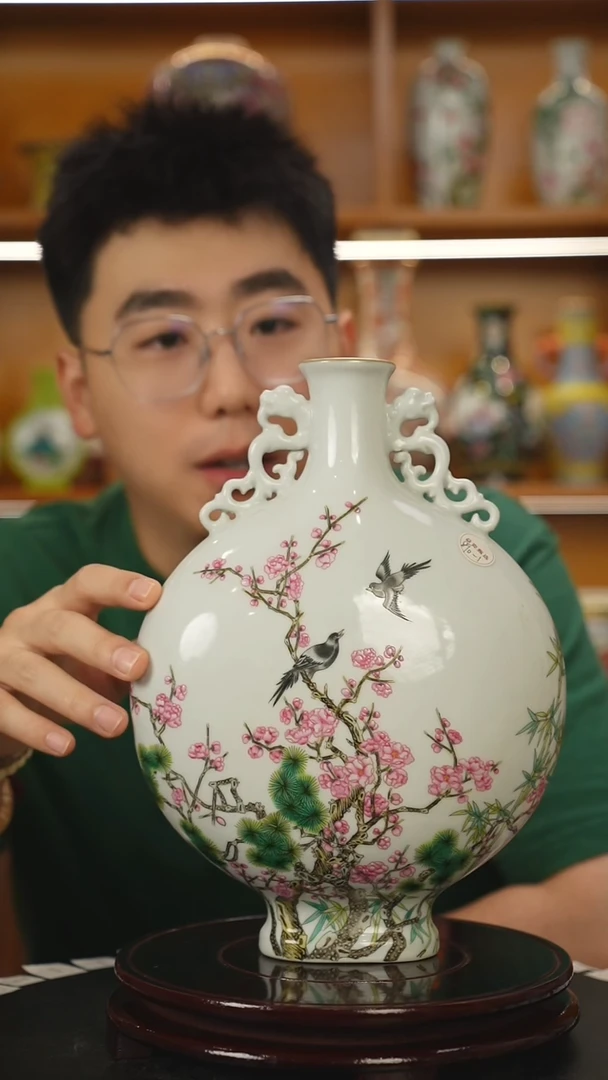 其他小***藏粉彩岁寒三友抱月瓶一只