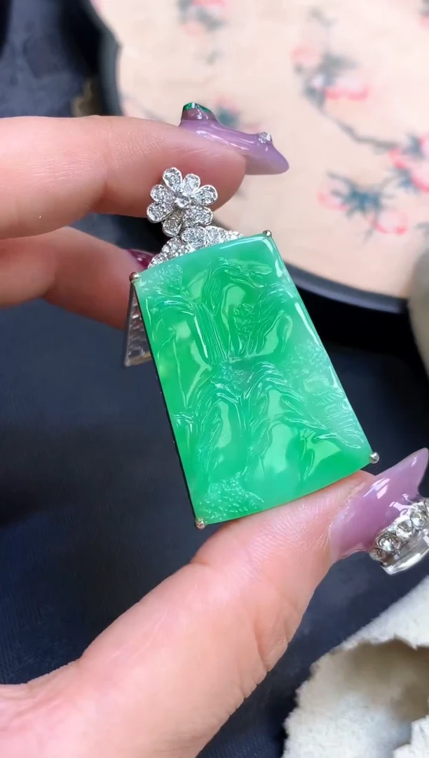 翡翠挂件18K金镶嵌山水牌不含链