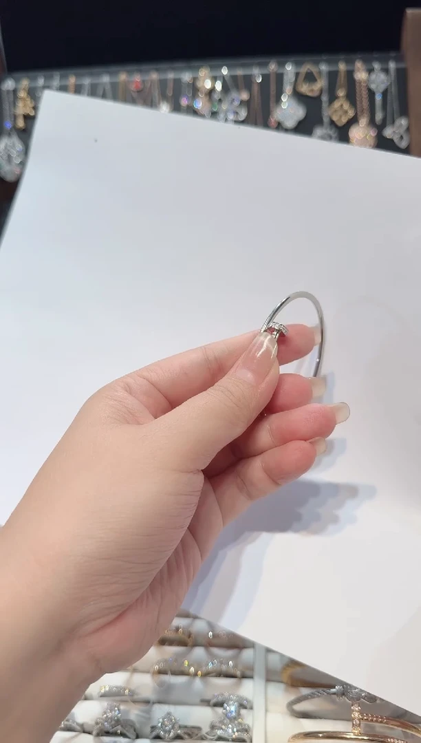 铂Pt950镶嵌手镯钻石钉子手镯