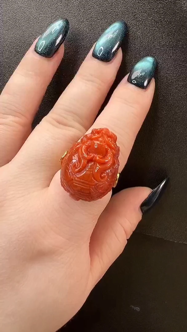 颈饰未镶嵌南红玛瑙戒指