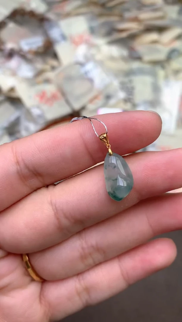 18K金镶嵌挂件翡翠 —