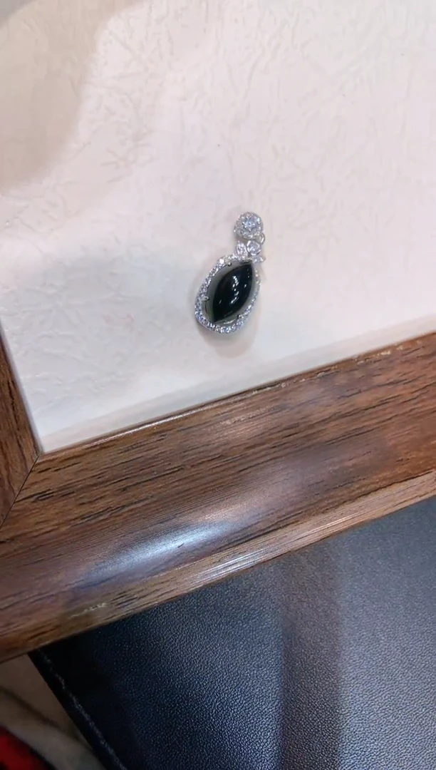 颈饰银S925镶嵌翡翠随形