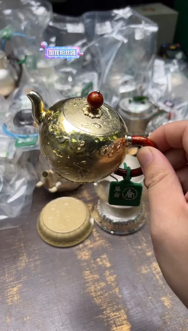 灏*呆坐鎏金錾刻游鱼戏莲掌上明珠壶