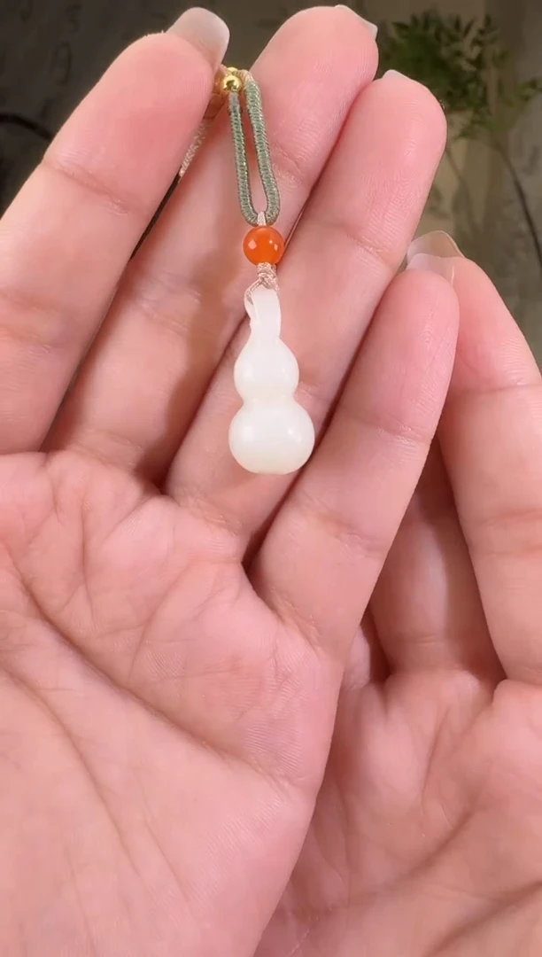 和田玉未镶嵌颈饰葫芦