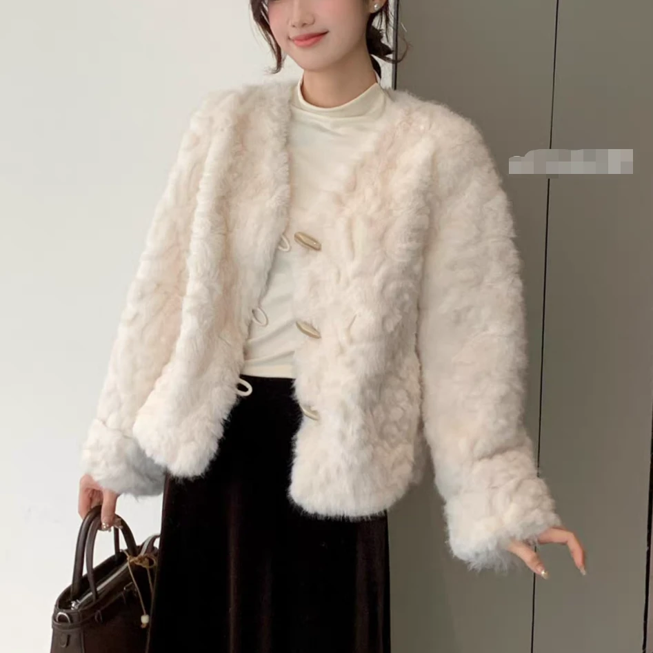 气质款V领牛角扣皮毛外套