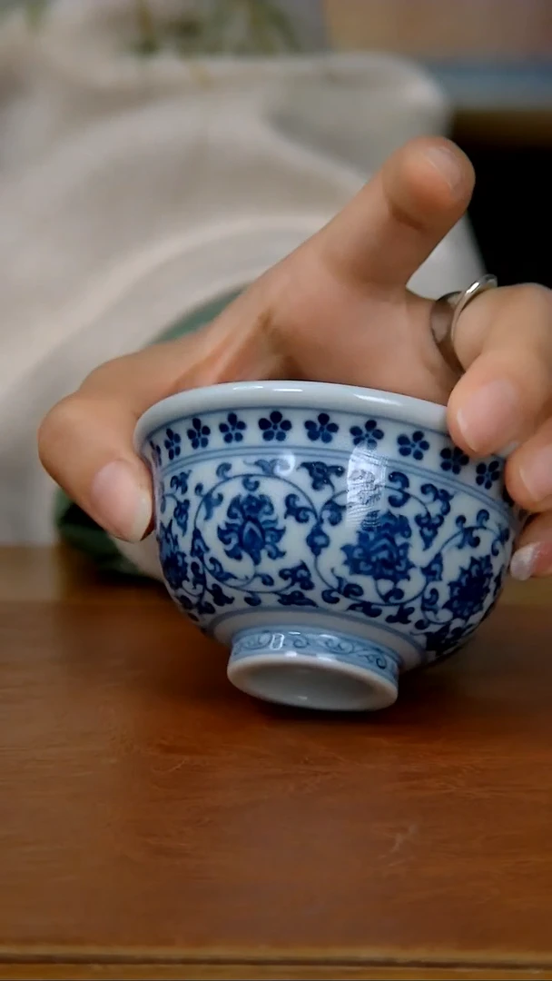 【闪购商品】仿明缠枝莲双狮小压手杯（柴窑）