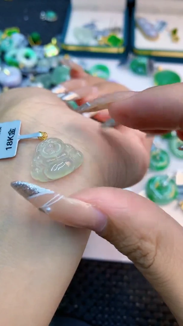 颈饰18K金镶嵌翡翠1