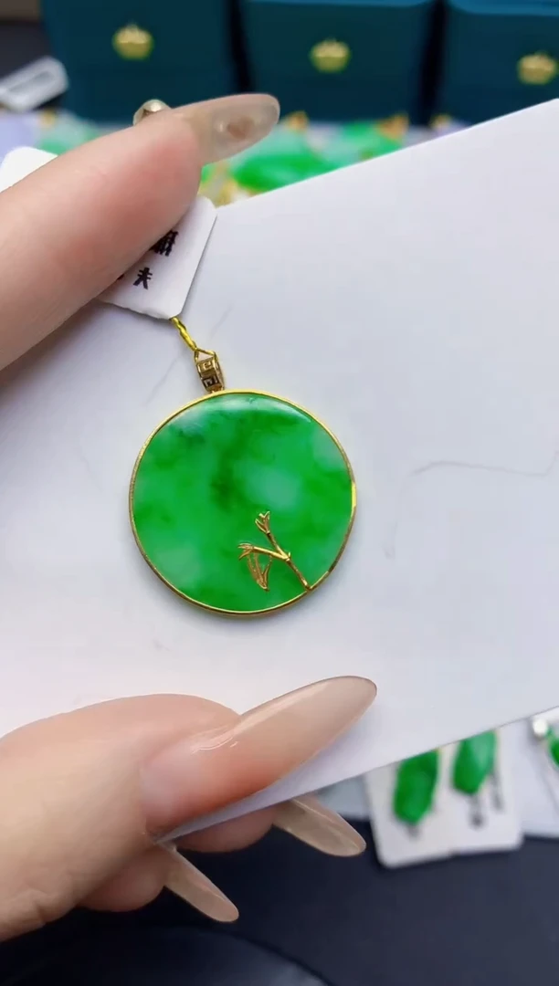 颈饰18K金镶嵌翡翠缅甸天然翡翠A货