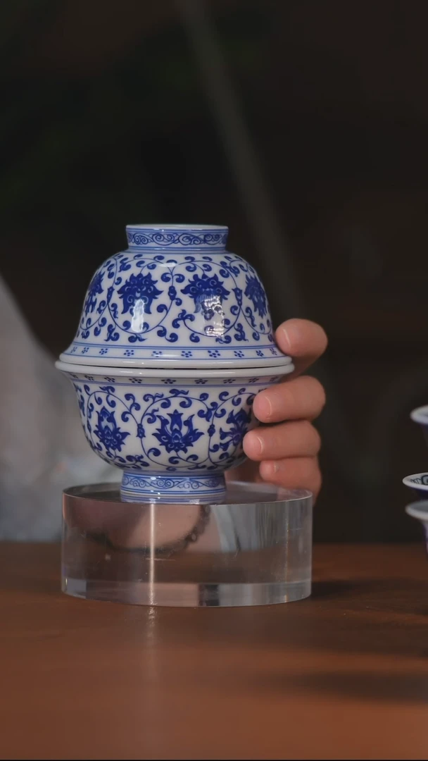 青花缠枝莲压手杯加盖碗