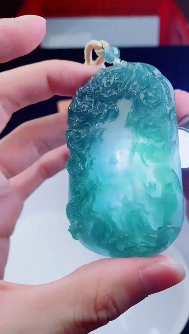 颈饰未镶嵌翡翠   `