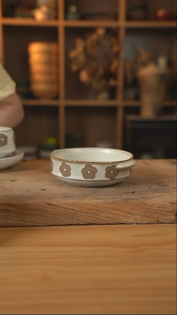 白色雕刻小花花的6英寸双耳小盘