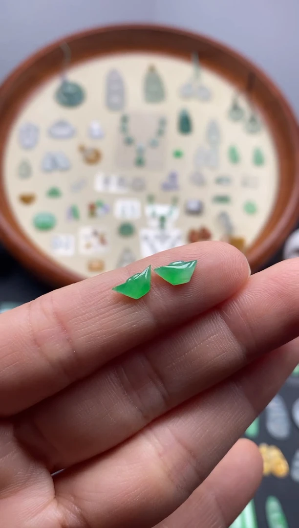 颈饰未镶嵌翡翠阳緑元宝/芬