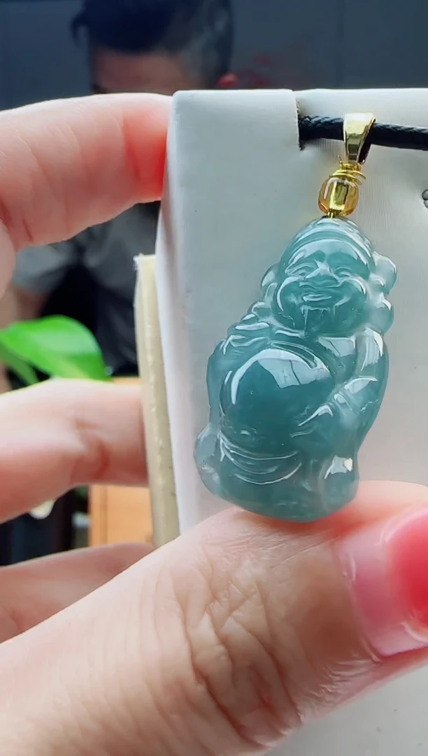 翡翠未镶嵌颈饰多样性发货其中一件