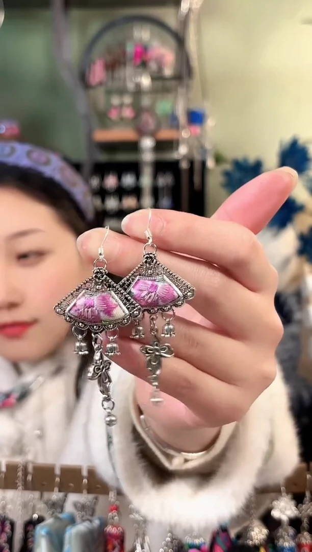 彩云南阁非遗老绣饰品170