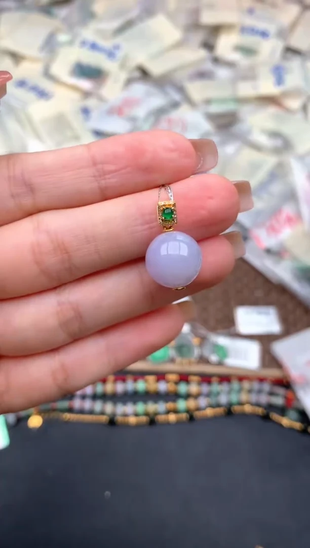 18K金镶嵌挂件翡翠一