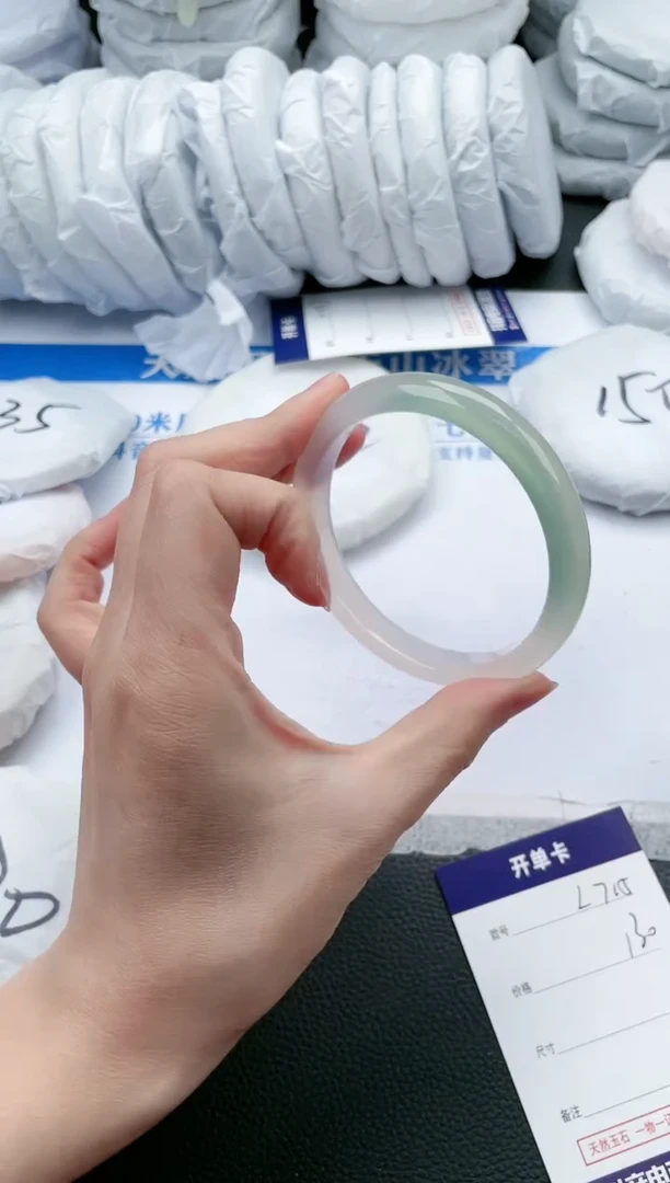 【闪购商品】石英质玉手镯未镶嵌L715