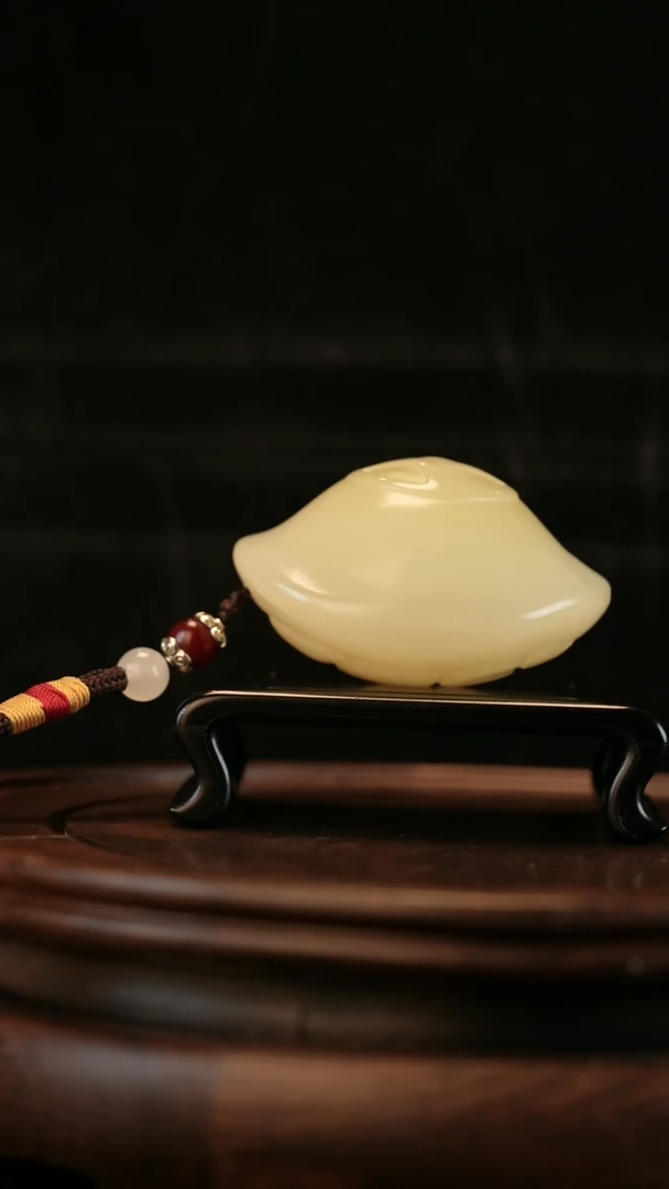 云南石竹叶青雕刻：元宝富甲天下