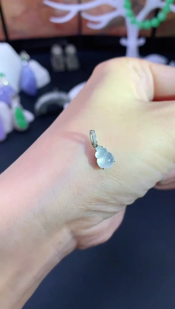 吊坠(不含链)18K金镶嵌翡翠葫芦|680