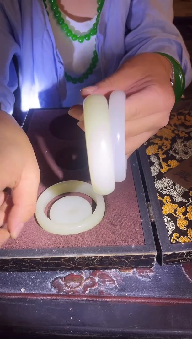 和田玉手镯未镶嵌和田玉大手镯一对加平安扣一套给