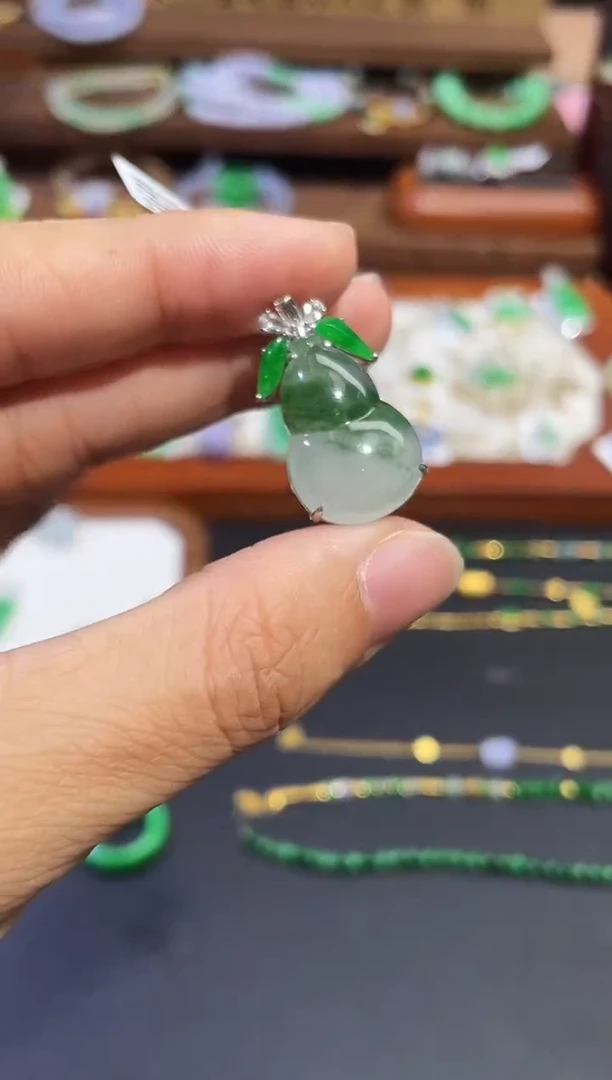 颈饰18K金镶嵌翡翠葫芦