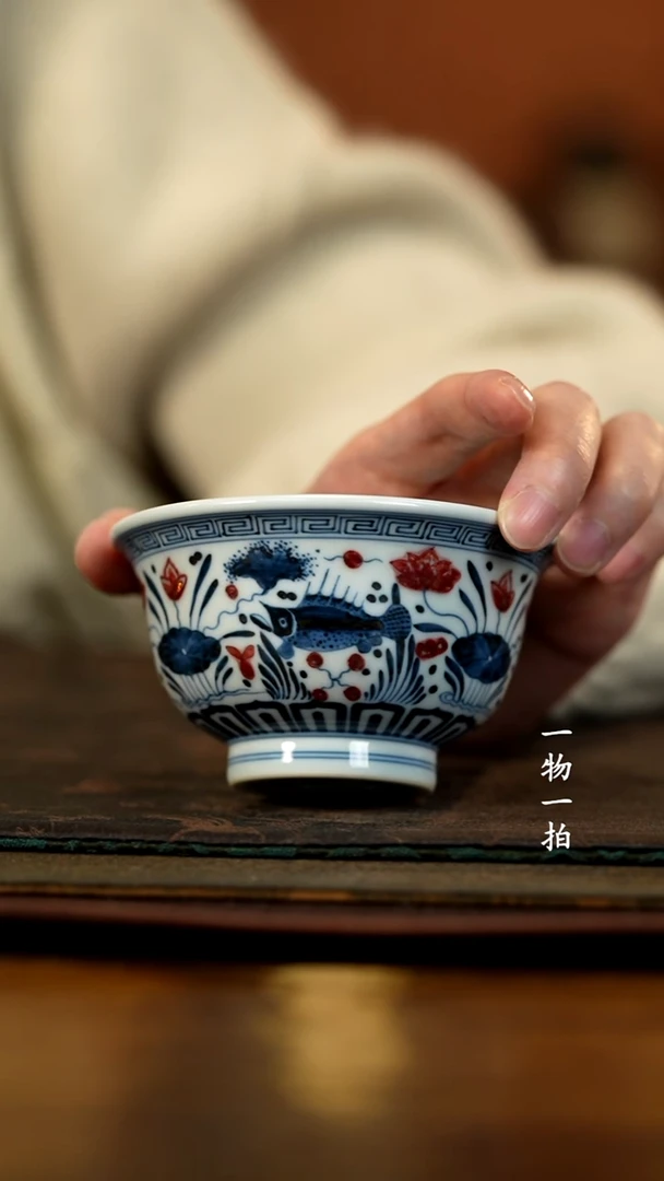 微微暇青花鱼藻纹压手杯