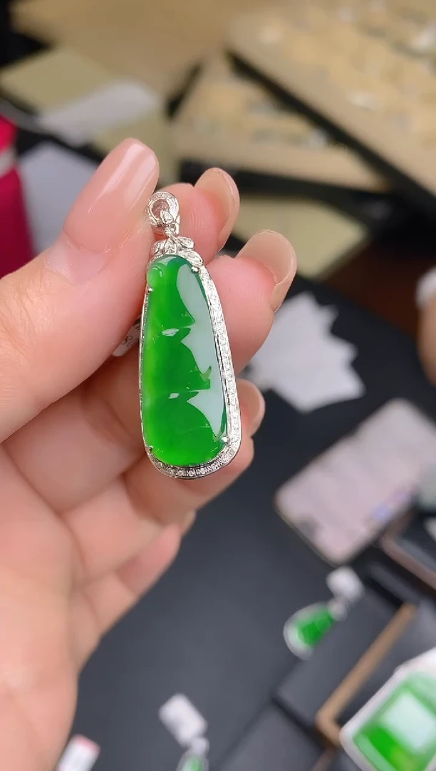 【闪购商品】翡翠吊坠(不含链)18K金镶嵌翡翠吊坠