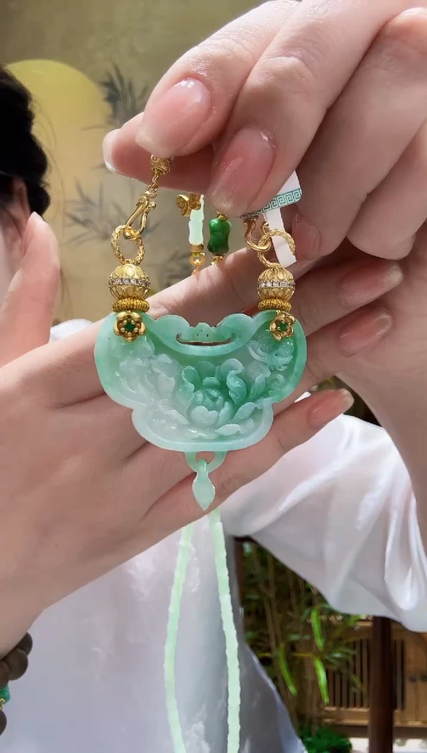 颈饰未镶嵌翡翠吊坠