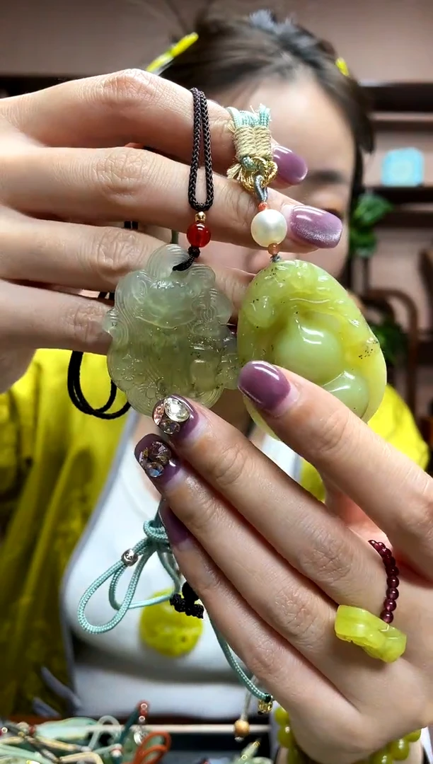 岫玉未镶嵌吊坠·