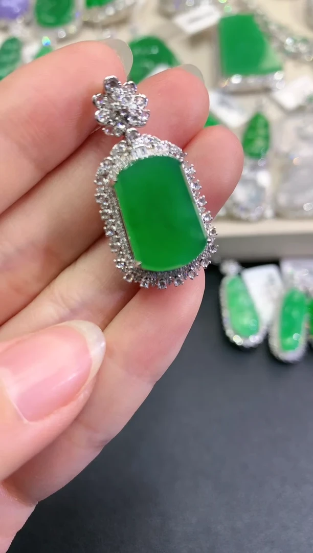 【闪购商品】翡翠颈饰18K金镶嵌C79