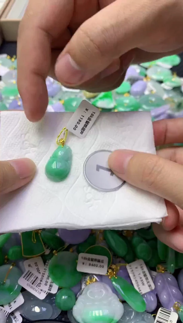 颈饰18K金镶嵌翡翠天然缅甸翡翠A货