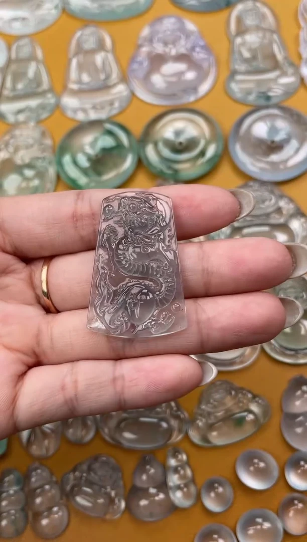 翡翠未镶嵌吊坠(不含链)龙牌 38.6 25.2 4.6