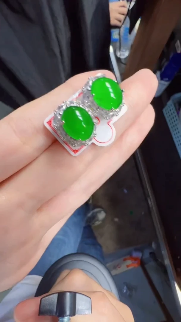 未镶嵌定制翡翠翡翠A货有轻微色差属于正常现象，耳钉多样性发货1