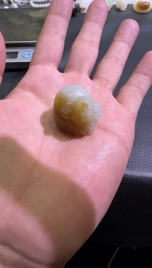 颈饰未镶嵌和田玉金山糖白福猪（产地直发）