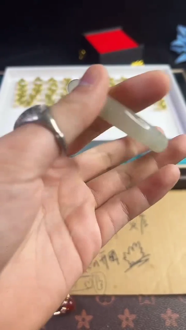未镶嵌手镯石英质玉(天山翠)116