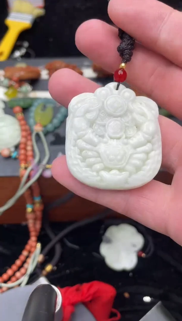 岫玉未镶嵌吊坠·