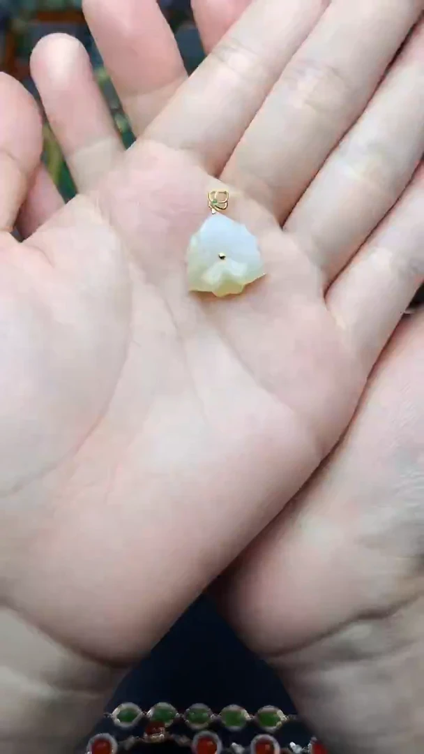 颈饰18K金镶嵌和田玉花朵 06