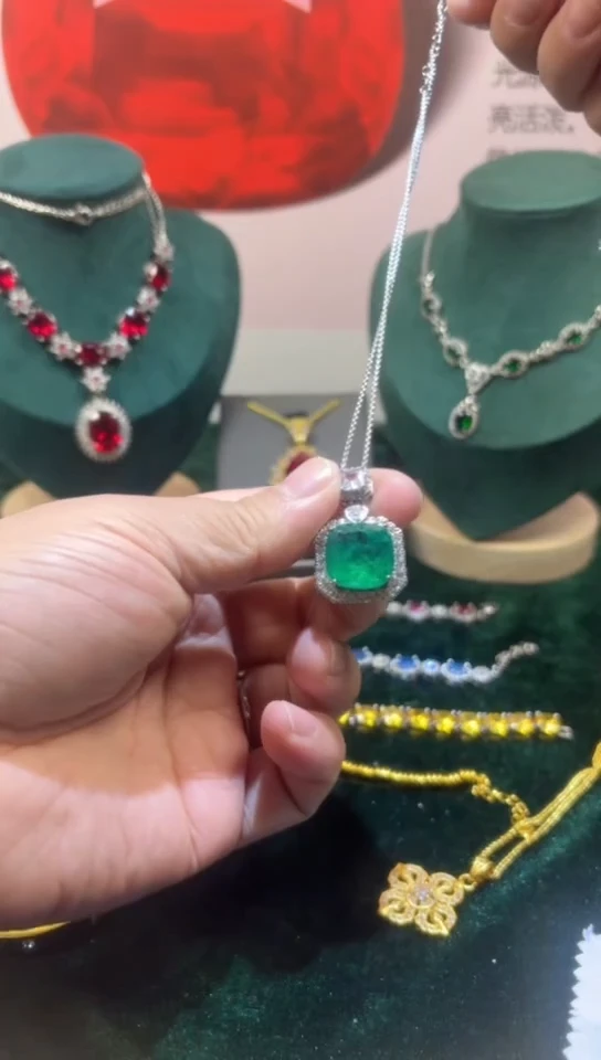 颈饰18K金镶嵌祖母绿0