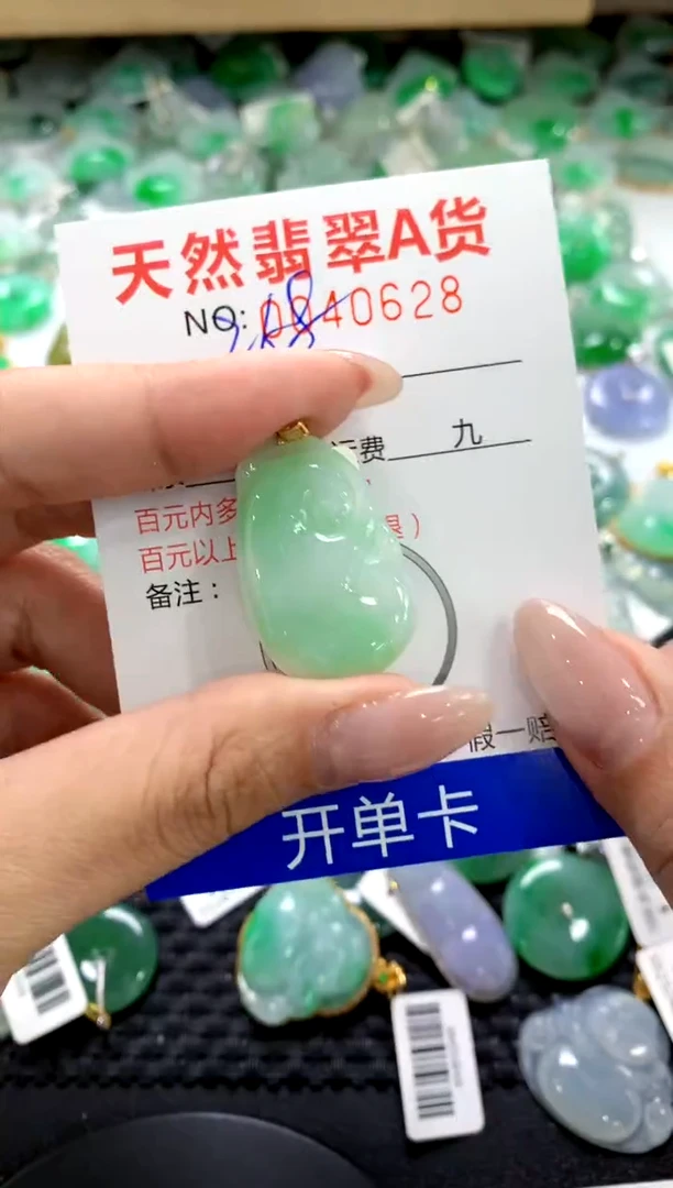 翡翠18K金镶嵌颈饰1111111111111111