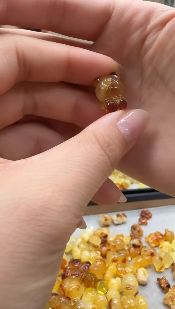 未镶嵌颈饰琥珀如图