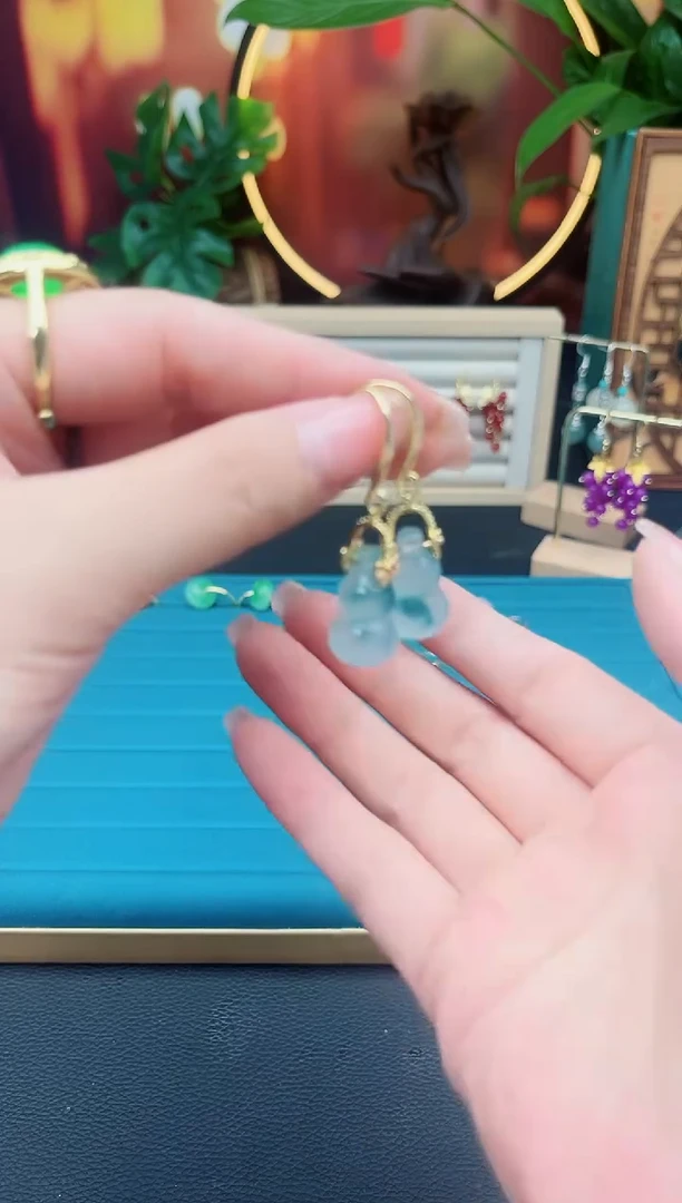 石英质玉（天山翠）银S925镶嵌耳钉飘花葫芦