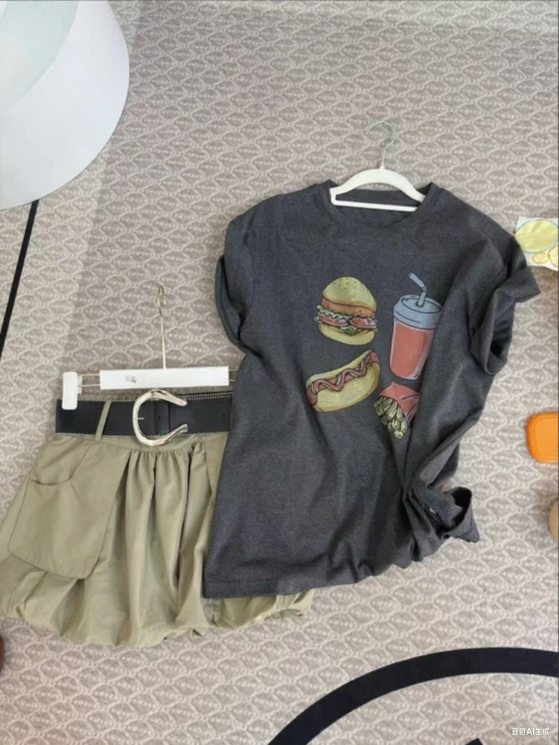 C801 东大门上新夏新款深灰色T恤+卡其工装花苞裙裤套装 配腰带！