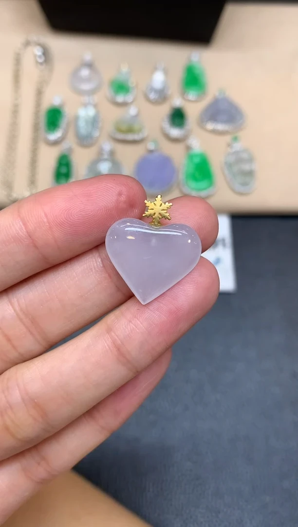 颈饰18K金镶嵌翡翠爱心【无服务费