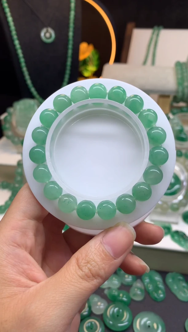 未镶嵌手串石英质玉（非洲翠）果绿卡10珠串