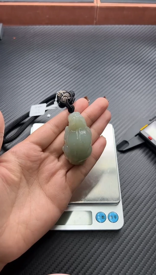 未镶嵌和田玉把件且末微色差近况把件