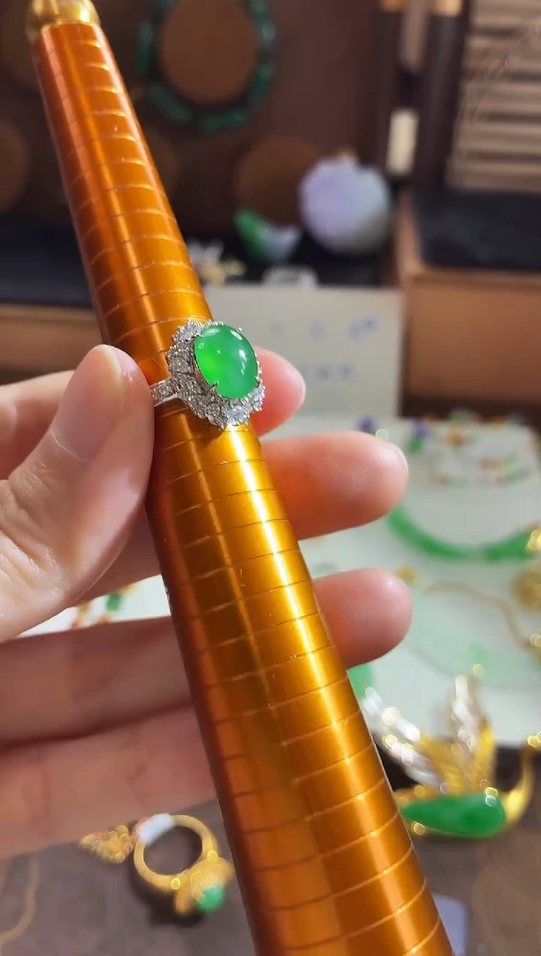 18K金镶嵌戒指翡翠手饰