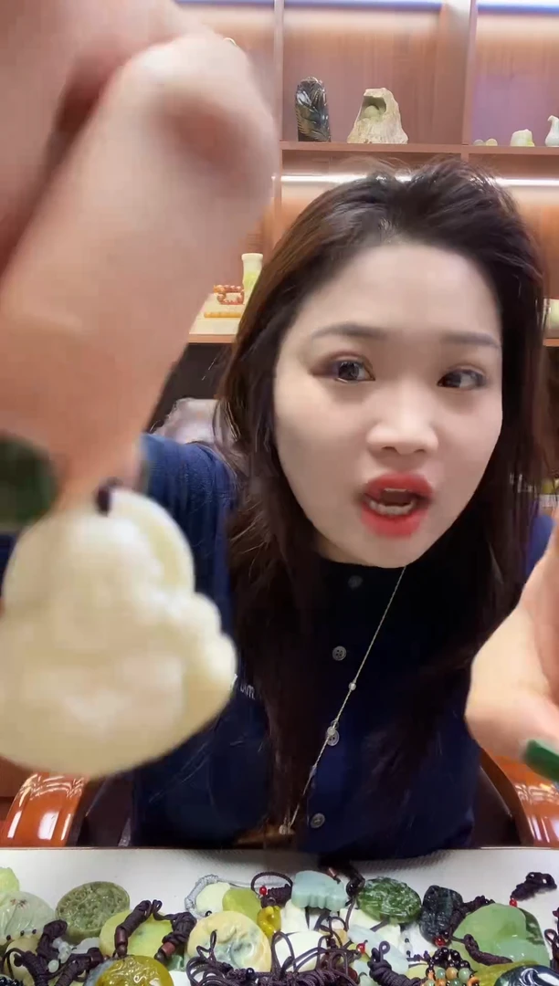 未镶嵌蛇纹石玉吊坠