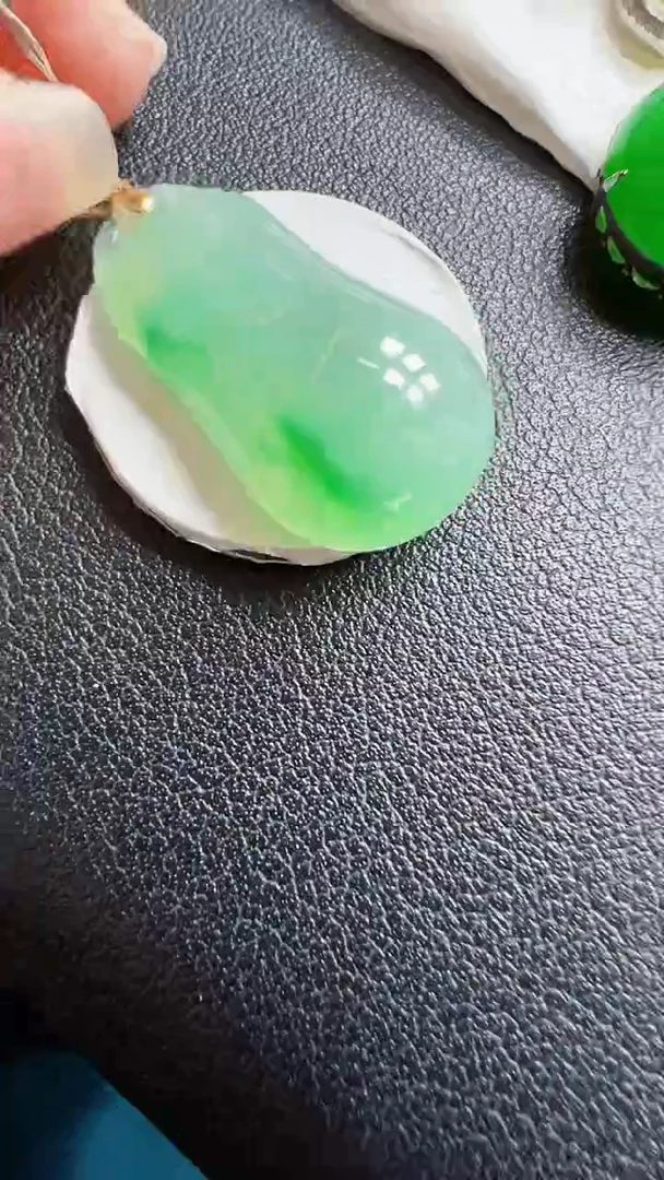 颈饰18K金镶嵌翡翠瓜