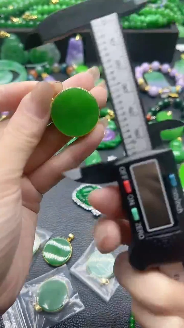 颈饰未镶嵌翡翠中圆牌包边